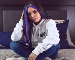 She loves changing her looks and often changes the color of her hair She loves changing her looks and often changes the color of her hair.